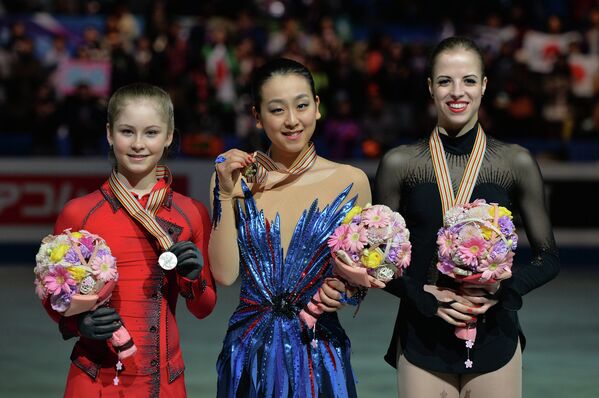 Юлия Липницкая (Россия) - серебряная медаль, Мао Асада (Япония) - золотая медаль, Каролина Костнер