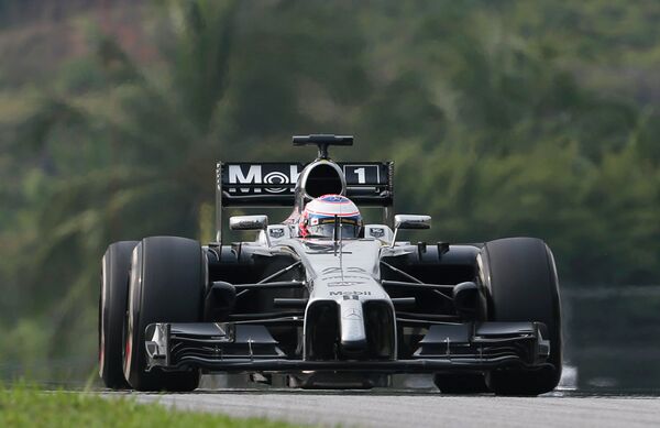 Британский автогонщик Дженсон Баттон на дистанции Гран-при Малайзии