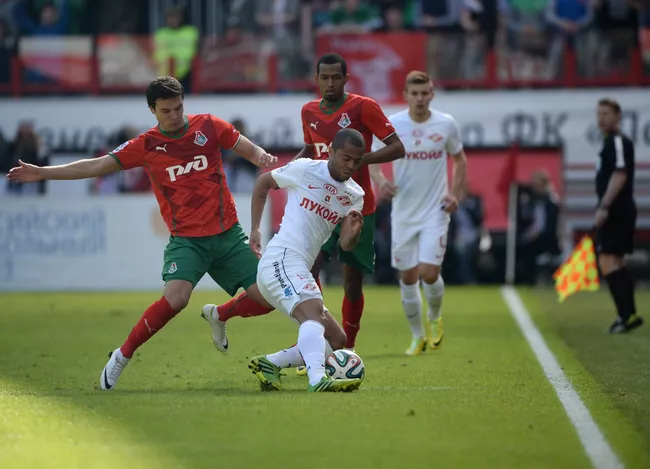 Полузащитник Локомотива Сергей Ткачев и хавбек Спартака Рафаэл Кариока (справа) Полузащитник Локомотива Сергей Ткачев и хавбек Спартака Рафаэл Кариока (справа)