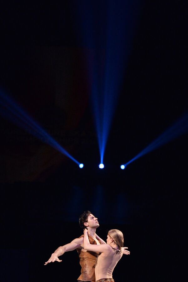 Кейтлин Уивер и Эндрю Поже (Канада) во время показательного выступления на чемпионате мира по фигурному катанию