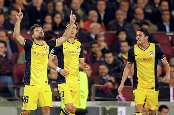 Полузащитник Атлетико Диего Рибас празднует забитый гол в ворота Барселоны