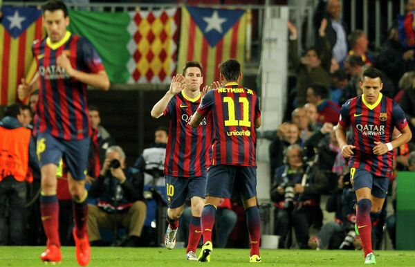 Футболисты Барселоны празднуют забитый гол.