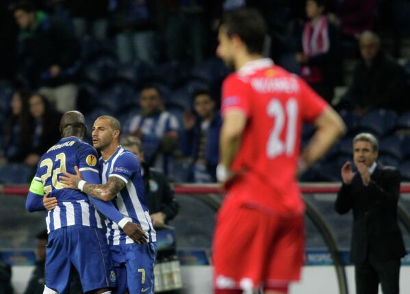Футболисты Порту Эльяким Мангала и Рикарду Куарежма радуются забитому мячу в ворота Севильи