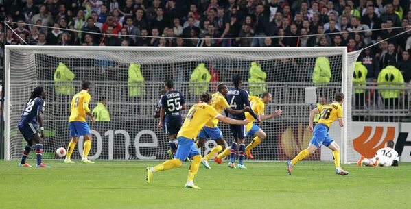 Защитник Ювентуса Леонардо Бонуччи (второй справа) забивает мяч в ворота Лиона