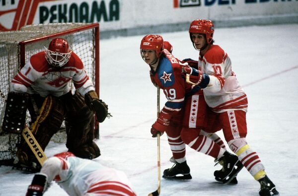 Хоккеист Вячеслав Быков во время атаки ворот противника