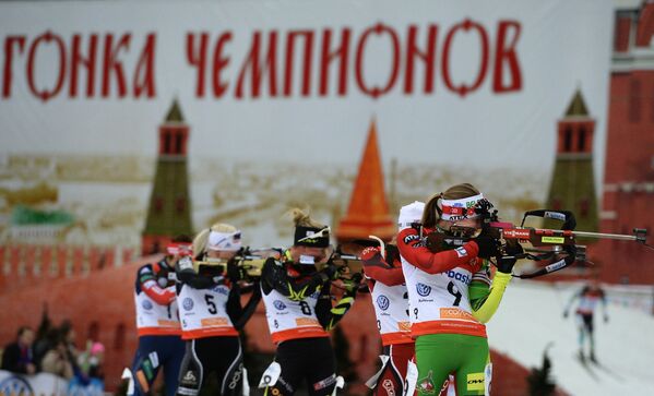Дарья Домрачева (Белоруссия) на огневом рубеже гонки с масс-старта в соревнованиях среди женщин на Гонке чемпионов 2014