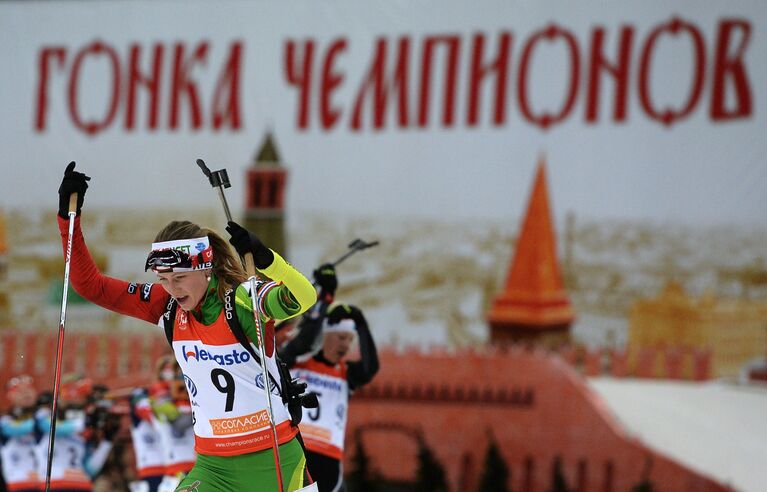 Дарья Домрачева (Белоруссия) на огневом рубеже гонки с масс-старта в соревнованиях среди женщин на Гонке чемпионов 2014