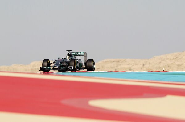 Льюис Хэмилтон из команды Мерседес во время третьей практики на Гран-при Бахрейна