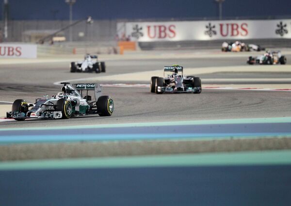 Пилоты Формулы-1 Льюис Хэмилтон и Нико Росберг (на переднем плане) на дистанции Гран-при Бахрейна