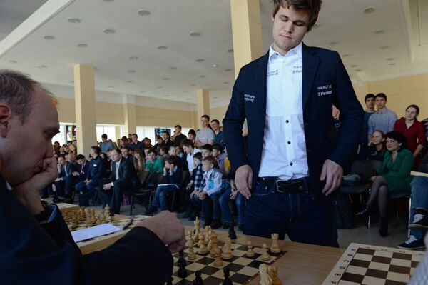Корреспондент Р-Спорт играет в шахматы с чемпионом мира Магнусом Карлсеном