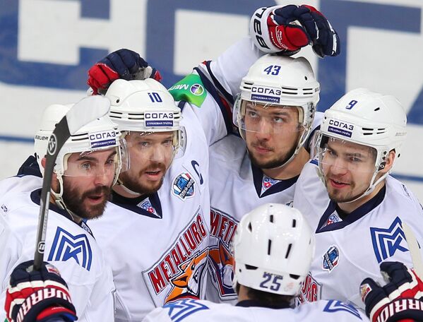 Хоккеисты Металлурга радуются забитому голу в ворота ХК Салават Юлаев