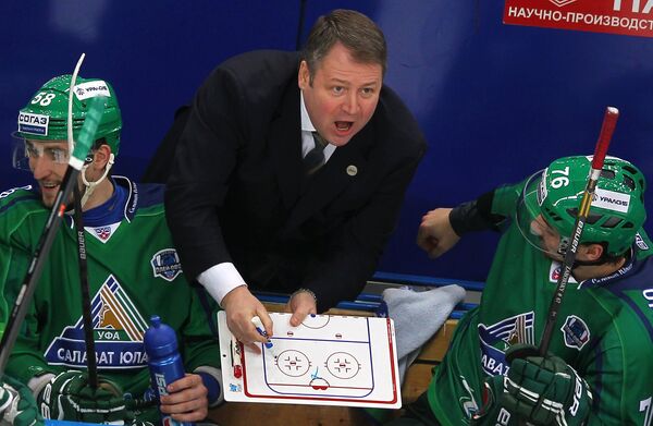 Главный тренер ХК Салават Юлаев Владимир Юрзинов (в центре) дает указания игрокам