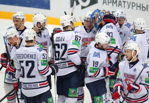 Хоккеисты Металлурга радуются победе в матче против ХК Салават Юлаев