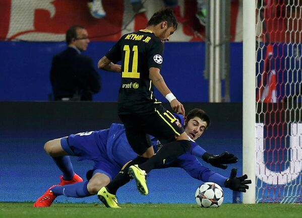 Нападающий Барселоны Неймар (на первом плане) атакует ворота голкипера Атлетико Тибо Куртуа