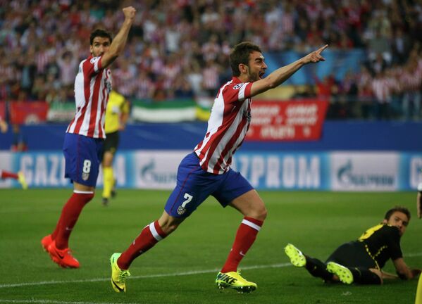 Футболисты Атлетико Адриан Лопес и Коке радуются забитому мячу в ворота Барселоны