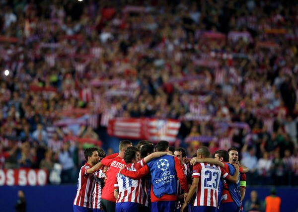Футболисты Атлетико радуются победе над Барселоной