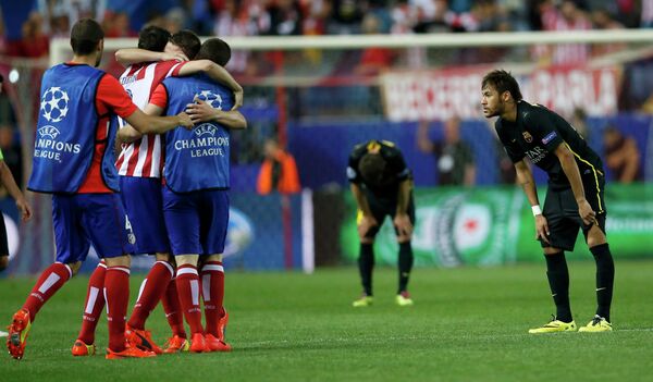 Футболисты Атлетико радуются победе над Барселоной в четвертьфинале Лиги чемпионов