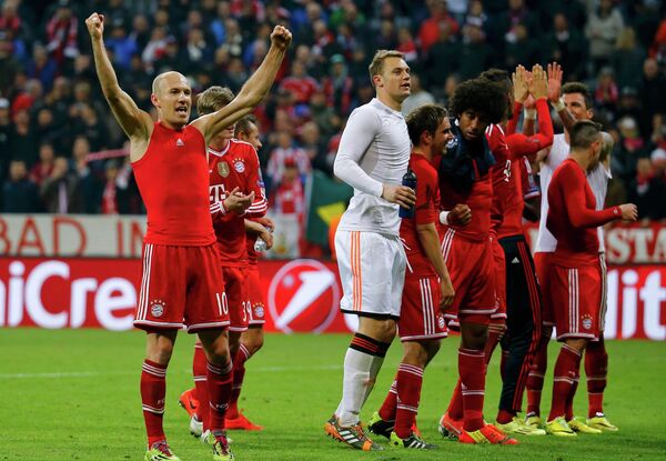 Футболисты Баварии благодарят друг друга после победы над Манчестер Юнайтед в четвертьфинале Лиги чемпионов