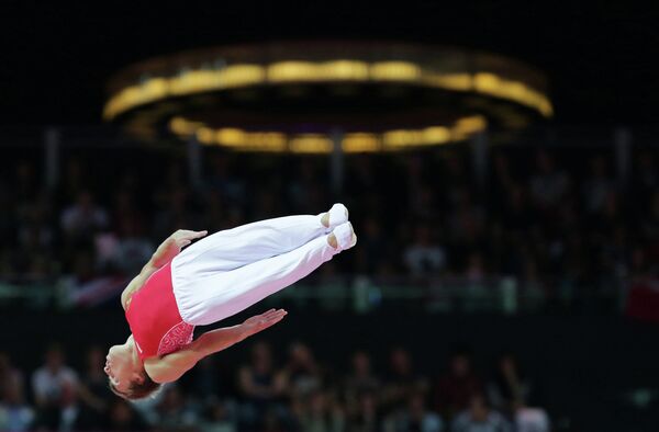 Россиянин Дмитрий Ушаков на соревнованиях мужчин в прыжках на батуте