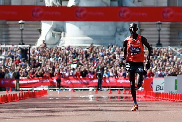 Кенийский бегун Уилсон Кипсанг стал победителем Лондонского марафона, установив рекорд трассы.
