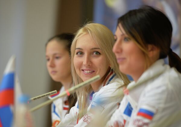 Российские теннисистки Дарья Касаткина, Елена Веснина и капитан команды Анастасия Мыскина (слева направо)