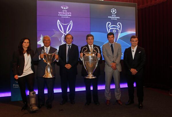 Президент УЕФА Платини передал кубок Лиги чемпионов мэру Лиссабона