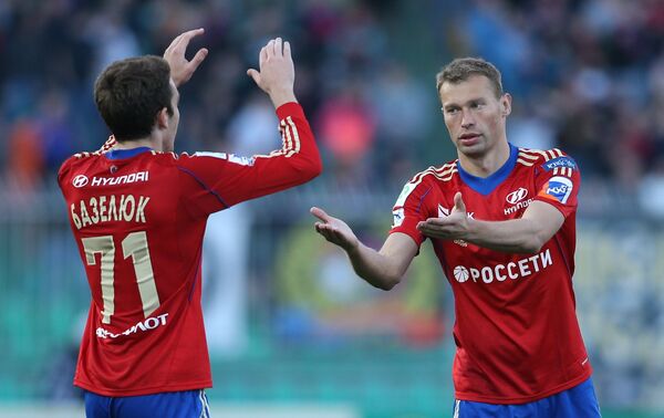 Игроки ЦСКА Константин Базелюк (слева) и Василий Березуцкий