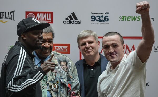 Денис Лебедев (справа) и боксер из Панамы Гильермо Джонс