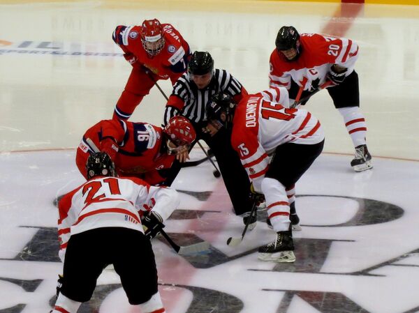 Игровой момент хоккейного матча юниорского чемпионата мира Канада - Россия