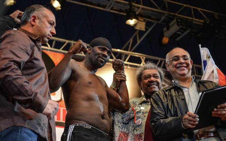 Бокс. Официальная процедура взвешивания Д.Лебедева и Г.Джонса Бокс. Официальная процедура взвешивания Д.Лебедева и Г.Джонса