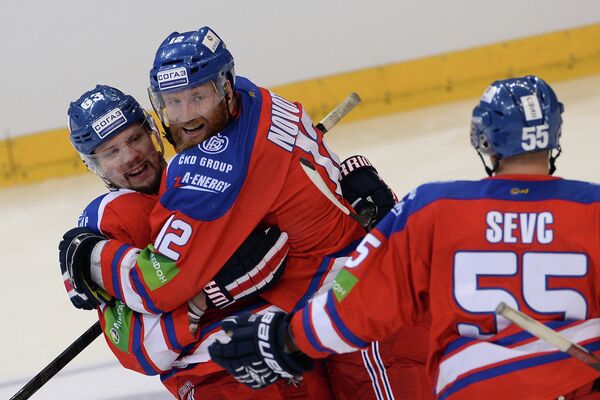 Хоккеисты Льва Ондржей Немец, Иржи Новотны и Мартин Шевц (слева направо)