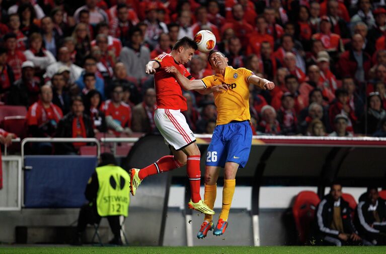 Защитник Бенфики Гильерме Сикейра и защитник Ювентуса Штефан Лихштайнер (слева направо) Защитник Бенфики Гильерме Сикейра и защитник Ювентуса Штефан Лихштайнер (слева направо)