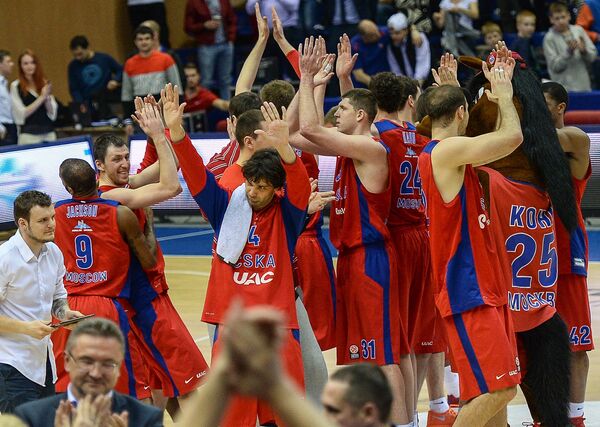 Баскетболисты ПБК ЦСКА радуются победе