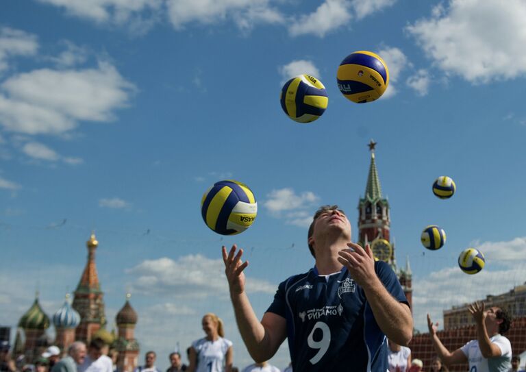 Спортсмен жонглирует мячами.