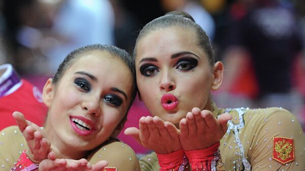 Российские гимнастки Алина Макаренко и Каролина Севастьянова (справа)