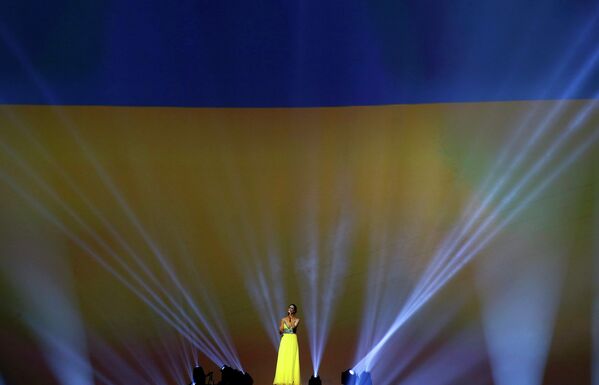 Невеста Виталия Кличко Наталья исполняет песню перед выходом на ринг Владимира Кличко