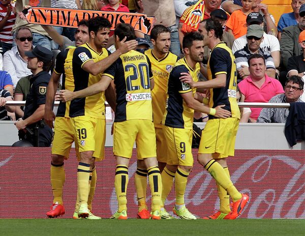 Футболисты Атлетико радуются забитому мячу в ворота Валенсии