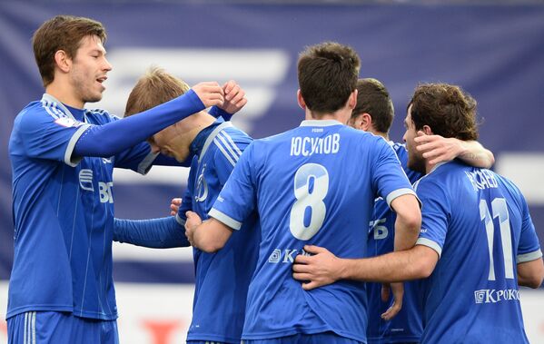 Игроки Динамо поздравляют Александра Кокорина (второй справа)