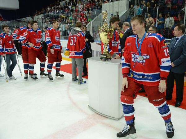Игрок МХК Красная Армия Егор Огиенко (справа)