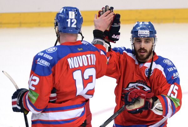 Игроки ХК Лев Иржи Новотны (слева) и Джастин Азеведу