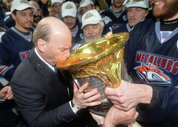 Главный тренер хоккейного клуба Металлург Майк Кинэн пьет шампанское из кубка после церемонии награждения победителей Кубка Гагарина
