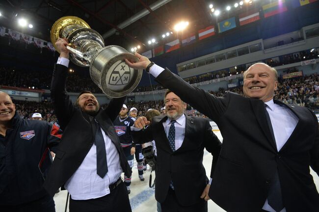 Главный тренер хоккейного клуба Металлург Майк Кинэн (справа) во время церемонии награждения победителей Кубка Гагарина