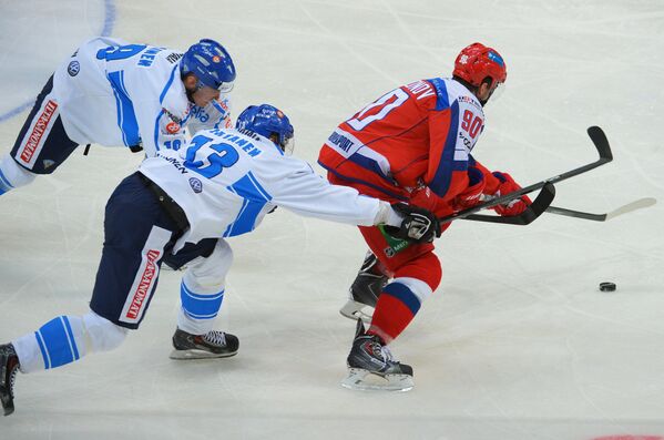 Нападающий сборной России Андрей Локтионов (справа) в борьбе с защитником финской сборной Петтери Виртаненом