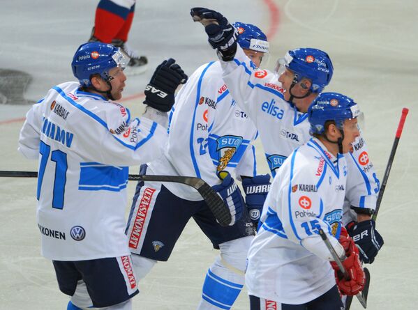Хоккеисты сборной Финляндии радуются заброшенной шайбе в ворота сборной России