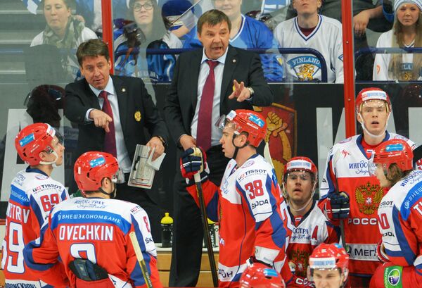 Помощник главного тренера Харийс Витолиньш (слева) и главный тренер сборной России Олег Знарок