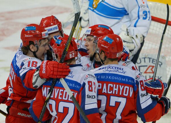 Хоккеисты сборной России радуются заброшенной шайбе в ворота финской сборной