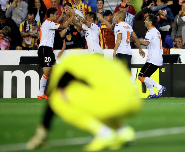 Футболисты Валенсии радуются забитому мячу в ворота Севильи