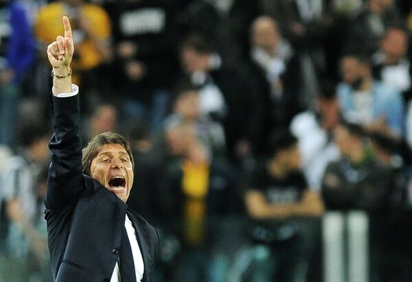 Главный тренер Ювентуса Антонио Конте руководит своей командой в матче против Бенфики