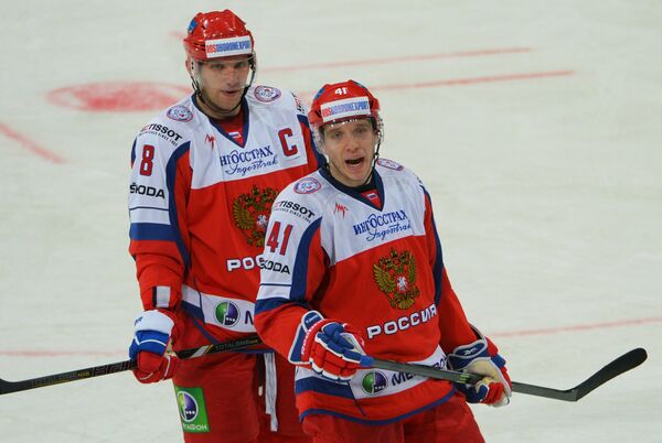 Игроки сборной России Александр Овечкин (слева) и Николай Кулемин
