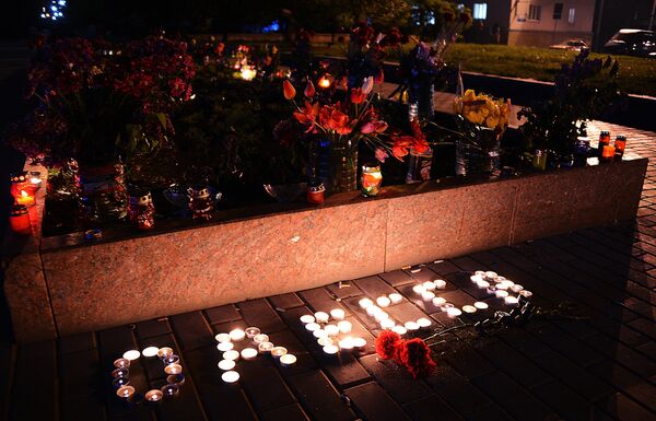 Свечи и цветы в память о погибших в Одессе
